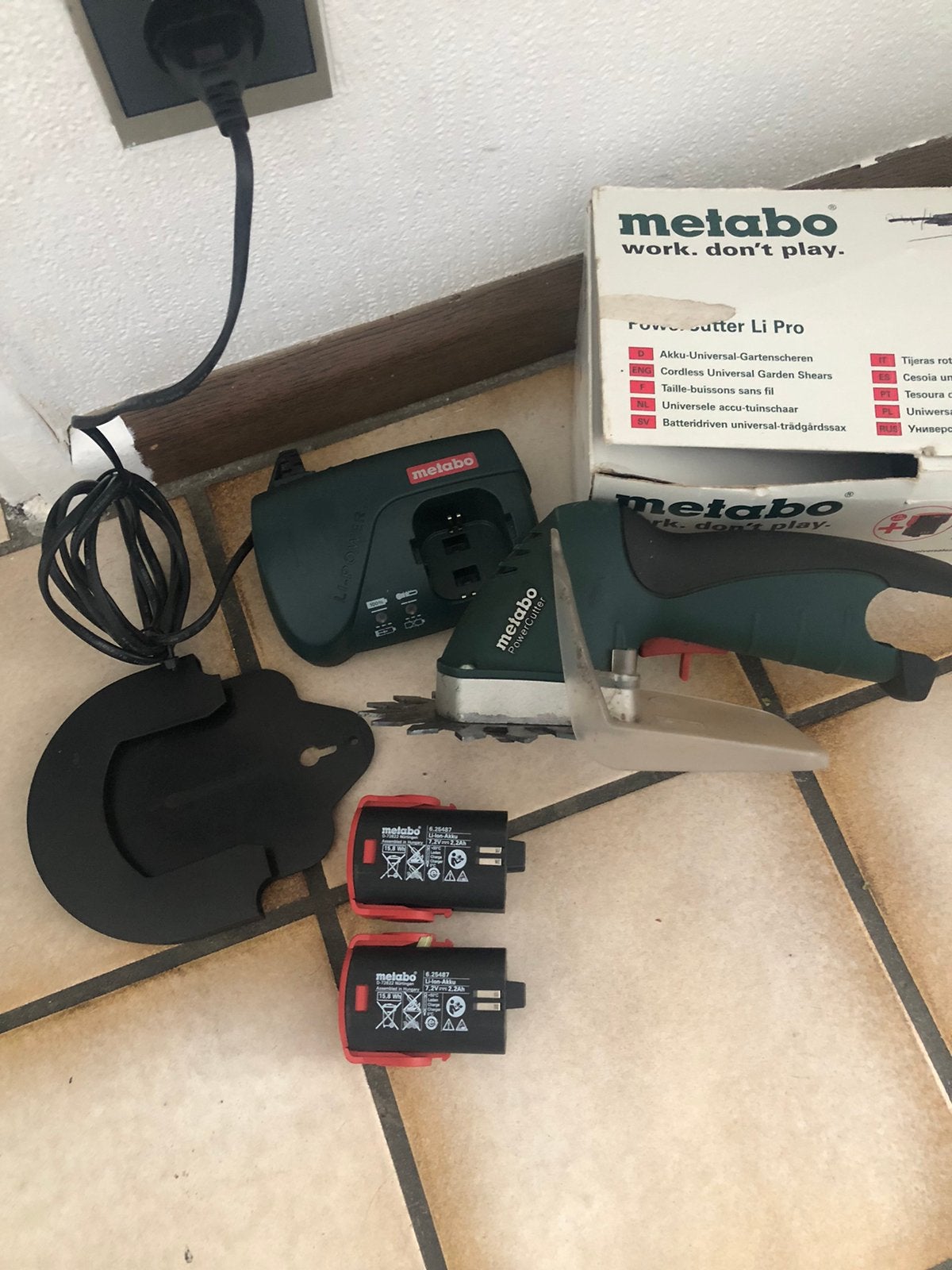 Als nieuw Metabo heggenschaar met 2 accu een oplader, Ophalen, Zo goed als nieuw, Boor- en Schroefmachine