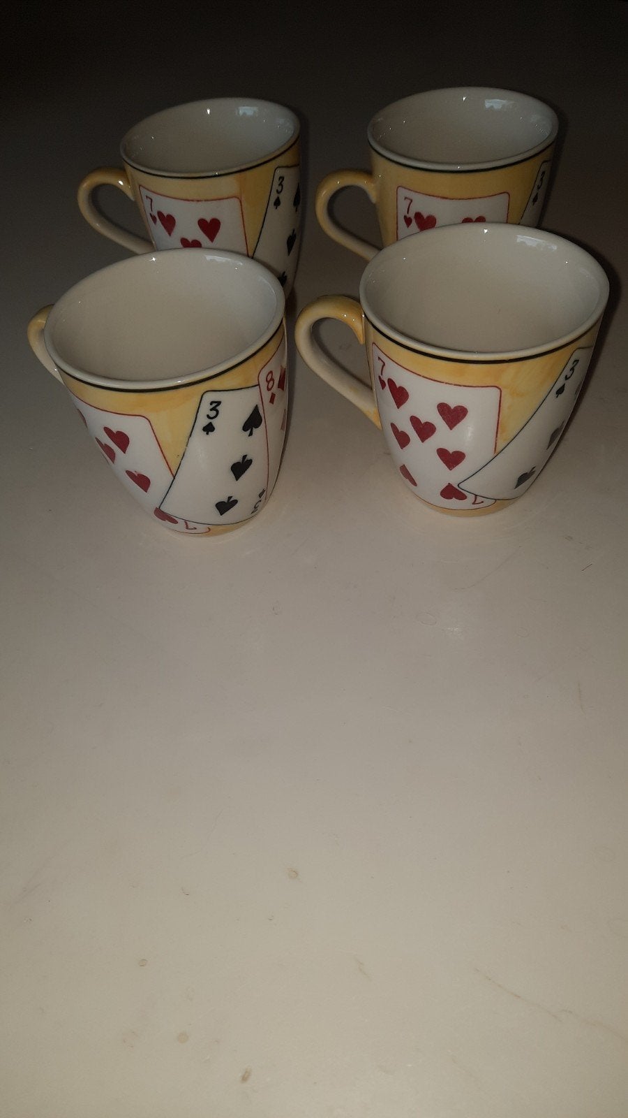 4 handbeschilderde mokjes  met speelkaarten, Huis en Inrichting, Ophalen of Verzenden, Overige stijlen, Kop(pen) en/of Schotel(s)