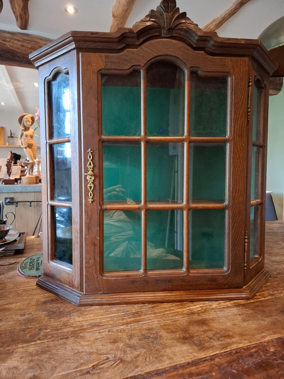 Antieke houten hangvitrine met glazen deur, Ophalen