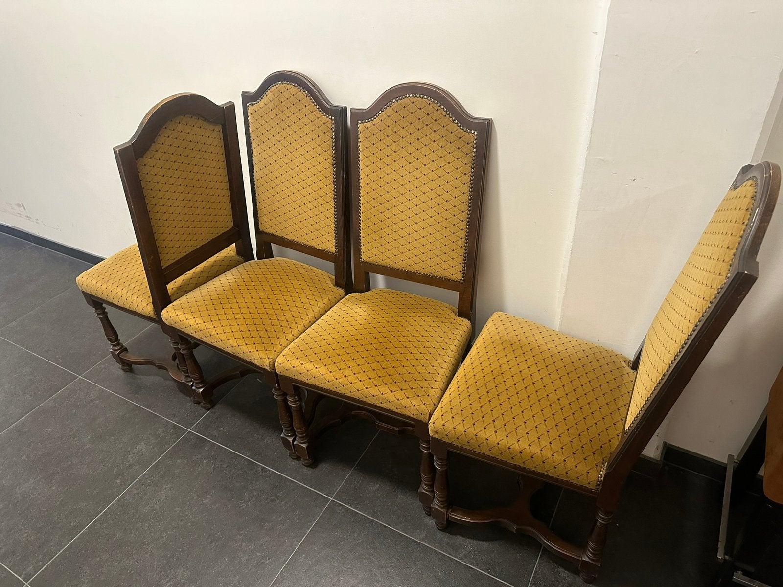 4 klassieke stoelen met houten frame en gele bekleding, Antiek en Kunst, Ophalen