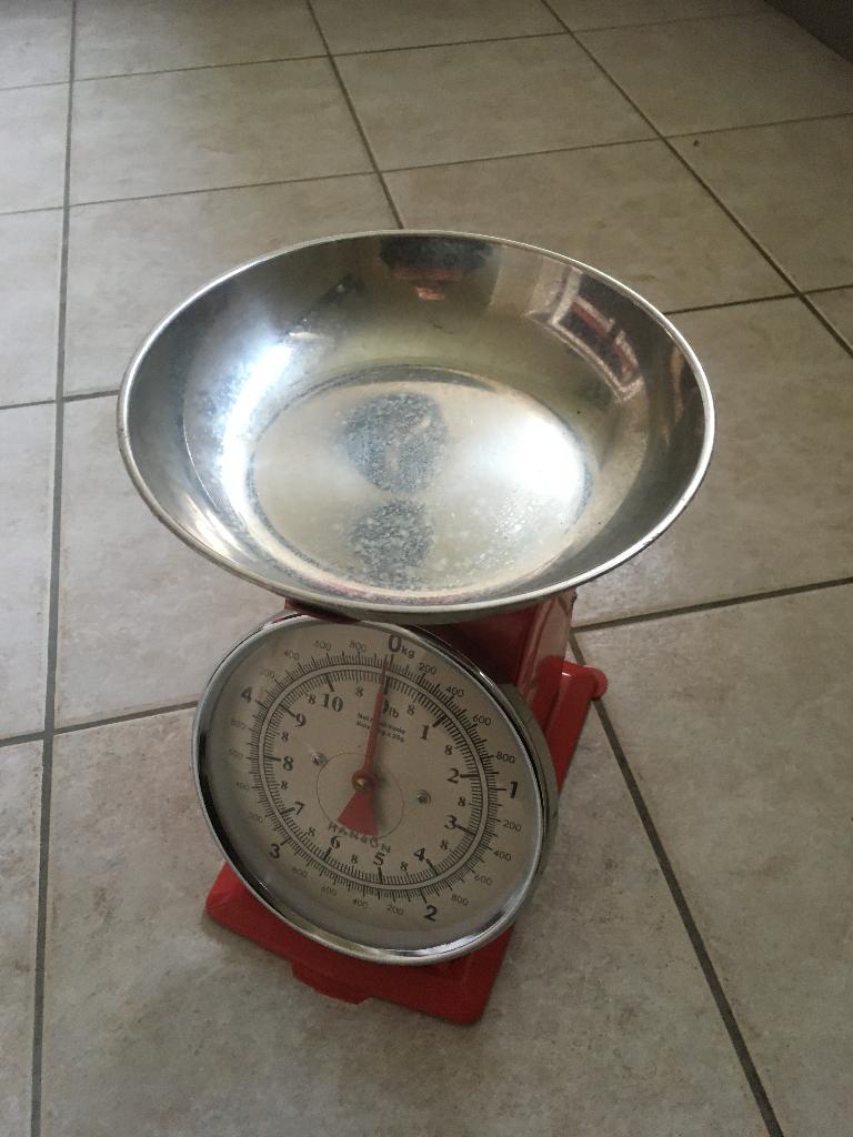 Retro Weegschaal rood., Witgoed en Apparatuur, Weegschalen, Keukenweegschaal, Ophalen of Verzenden, Gebruikt, Minder dan 10 kg
