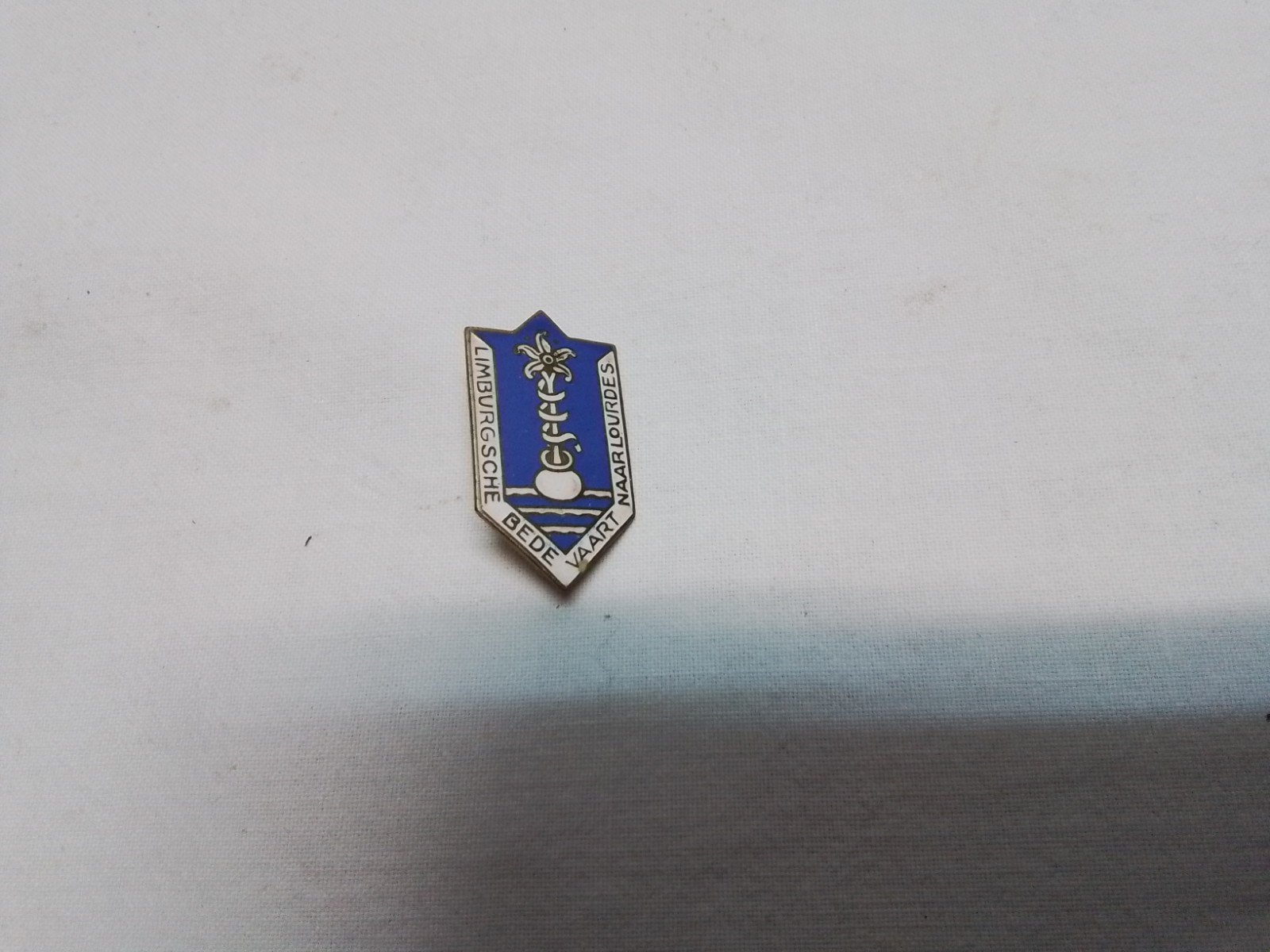 Limburgsche Bedevaart Naar Lourdes Speldje, Ophalen of Verzenden, Gebruikt, Overige onderwerpen, Speldje of Pin