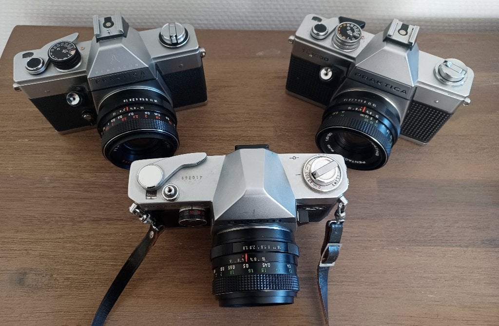 3x analoge spiegelreflexcamera + 3x Pentacon 50mm f/1.8, Audio, Tv en Foto, Fotocamera's Analoog, Ophalen, Gebruikt, Spiegelreflex