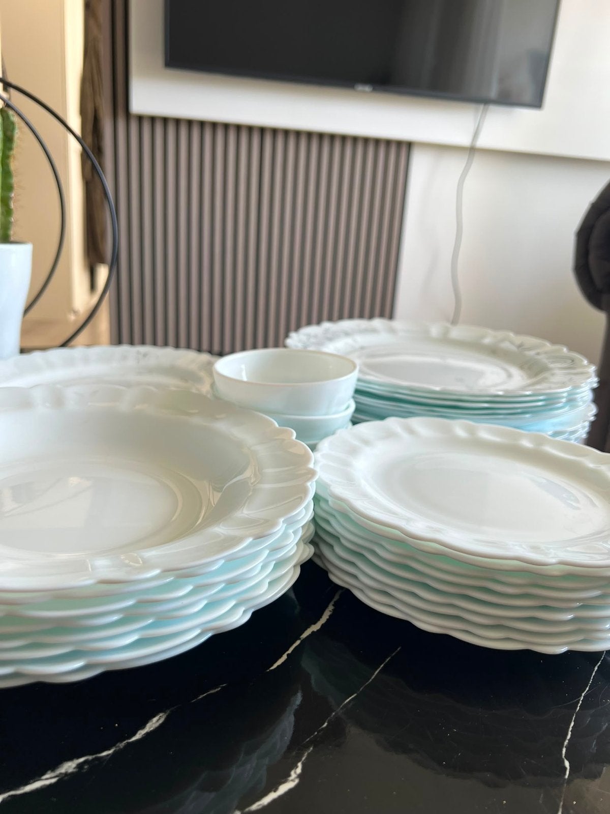 Wit servies met golvende rand en bloemmotief, Gebruikt, Overige merken, Keramiek, Ophalen of Verzenden