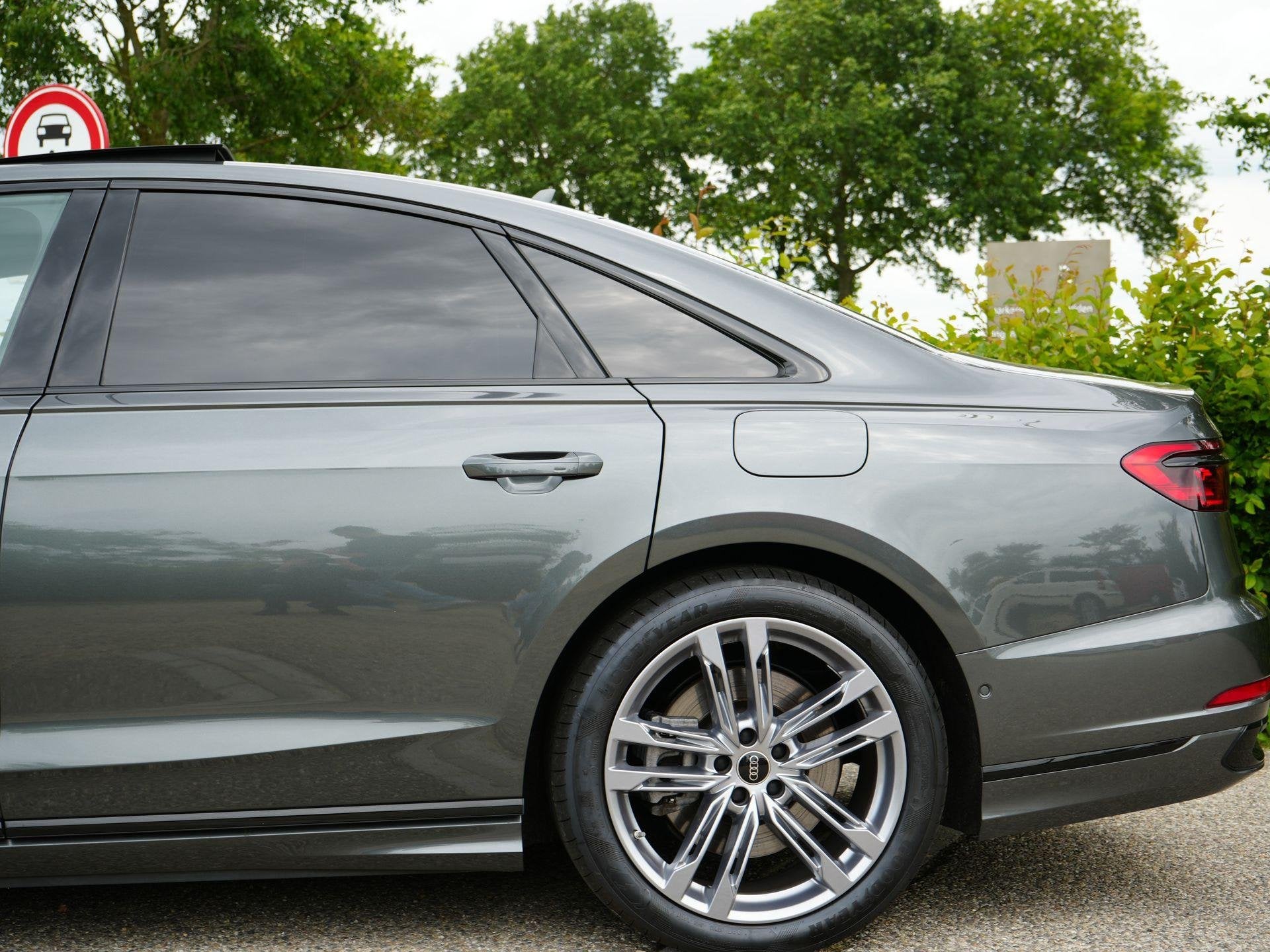 Foto 26 van Audi A8 S-Line 60 TFSI e 462 PK QUATTRO | Vierwielbesturing