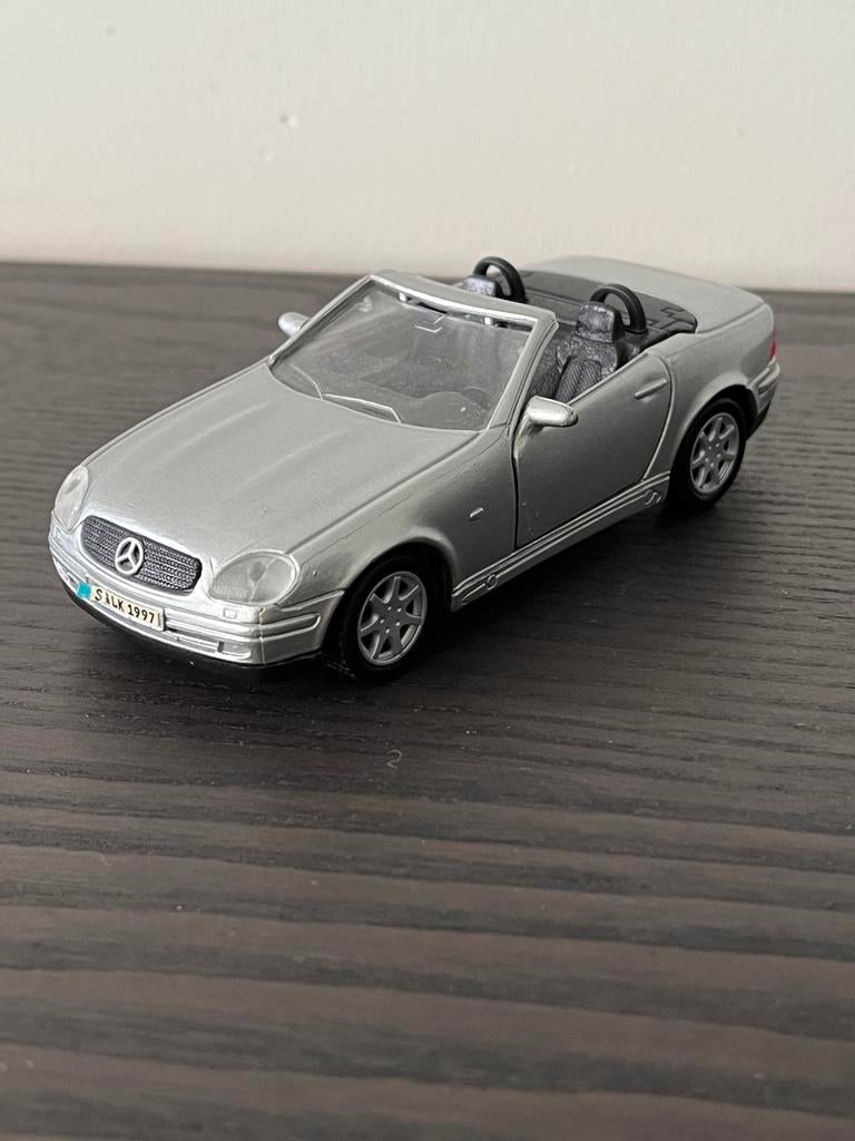 Maisto. Mercedes Benz SLK 230. Schaal 1/35, Ophalen of Verzenden, Zo goed als nieuw, Auto