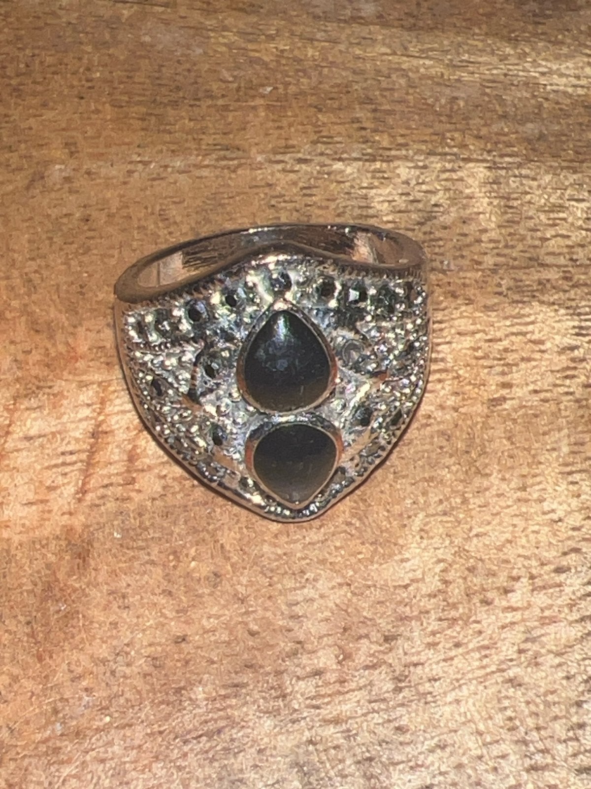 Zilverkleurige ring met donkere stenen, Overige materialen, Gebruikt, Ophalen of Verzenden, 17 tot 18