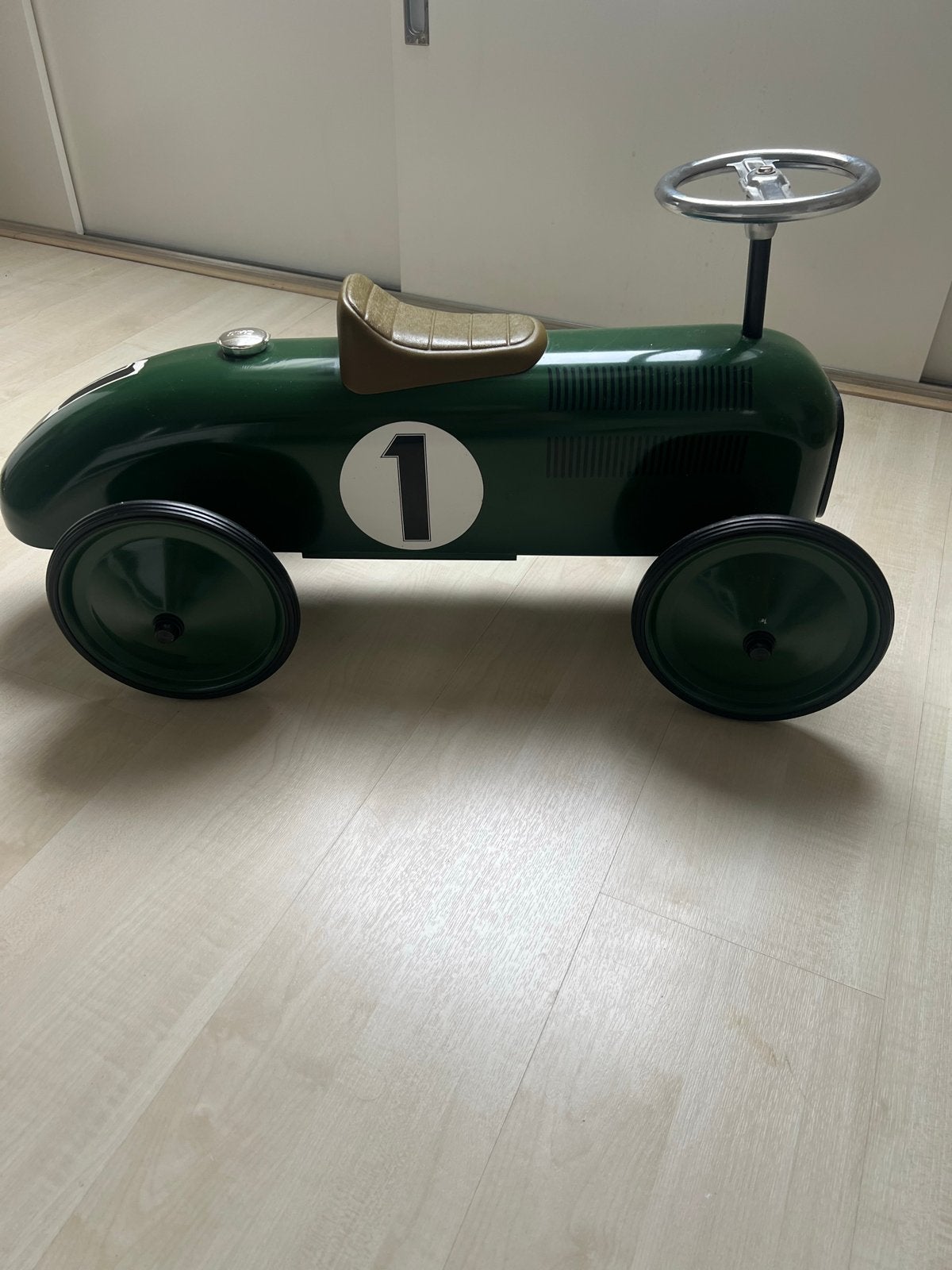 Retro loopauto groen met nummer 1, Kinderen en Baby's, Ophalen, Gebruikt, Loopvoertuig