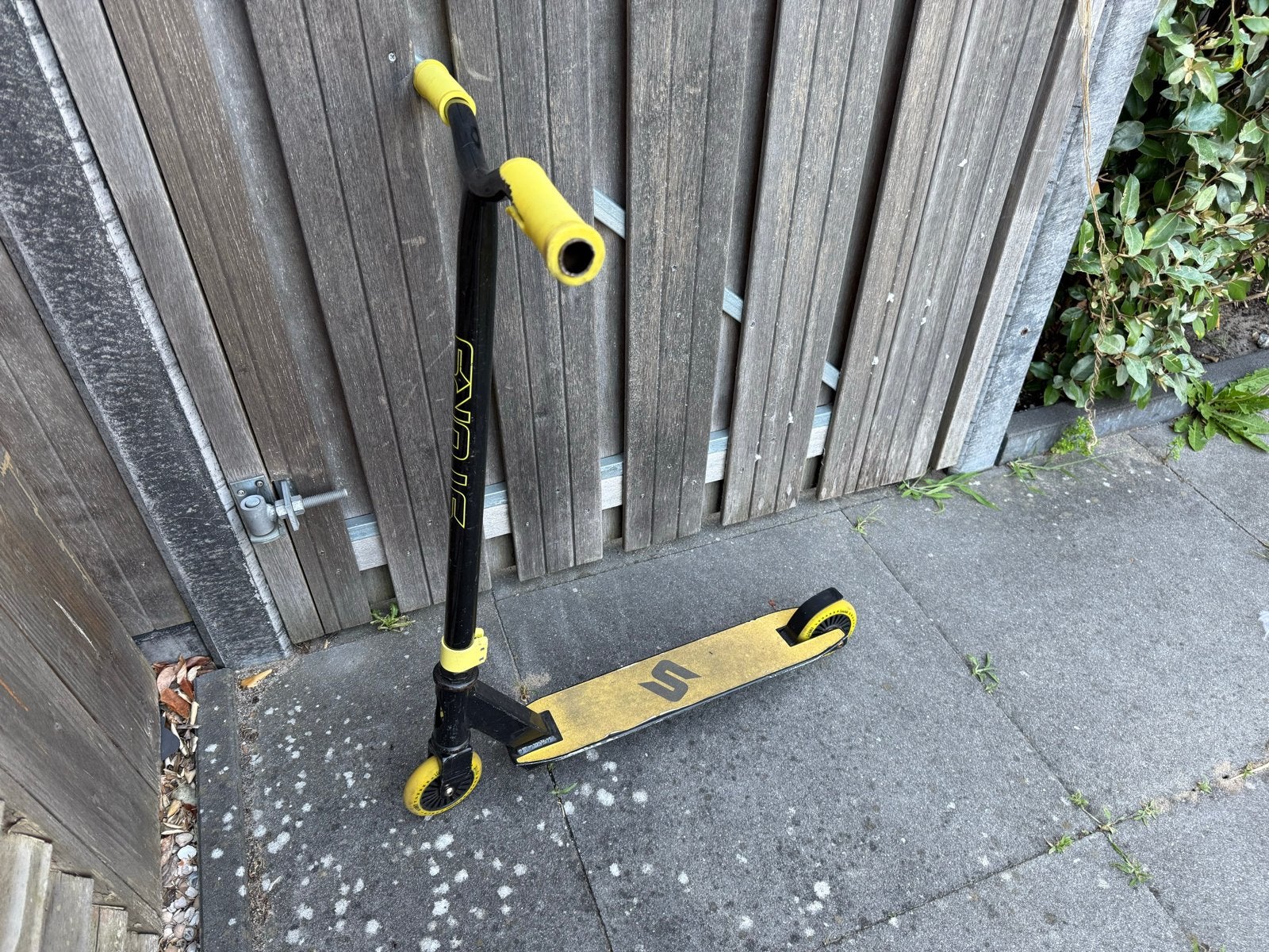 Stuntstep zwart/geel, Fietsen en Brommers, Steps, Ophalen, Gebruikt, Gewone step