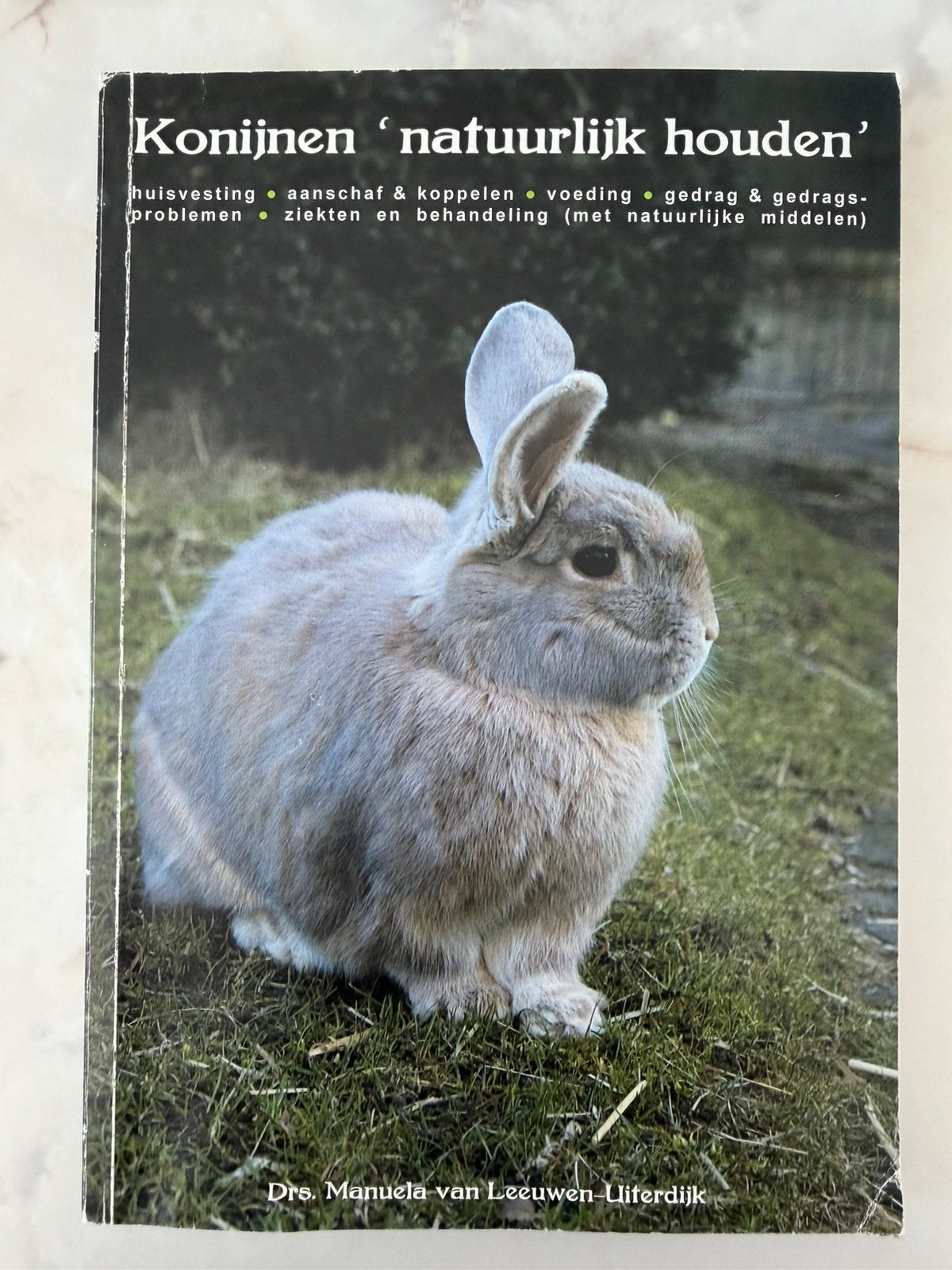 Konijnen 'natuurlijk houden' - Dr. Manuela van Leeuwen Uiter, Ophalen of Verzenden, Gelezen, Konijnen of Knaagdieren