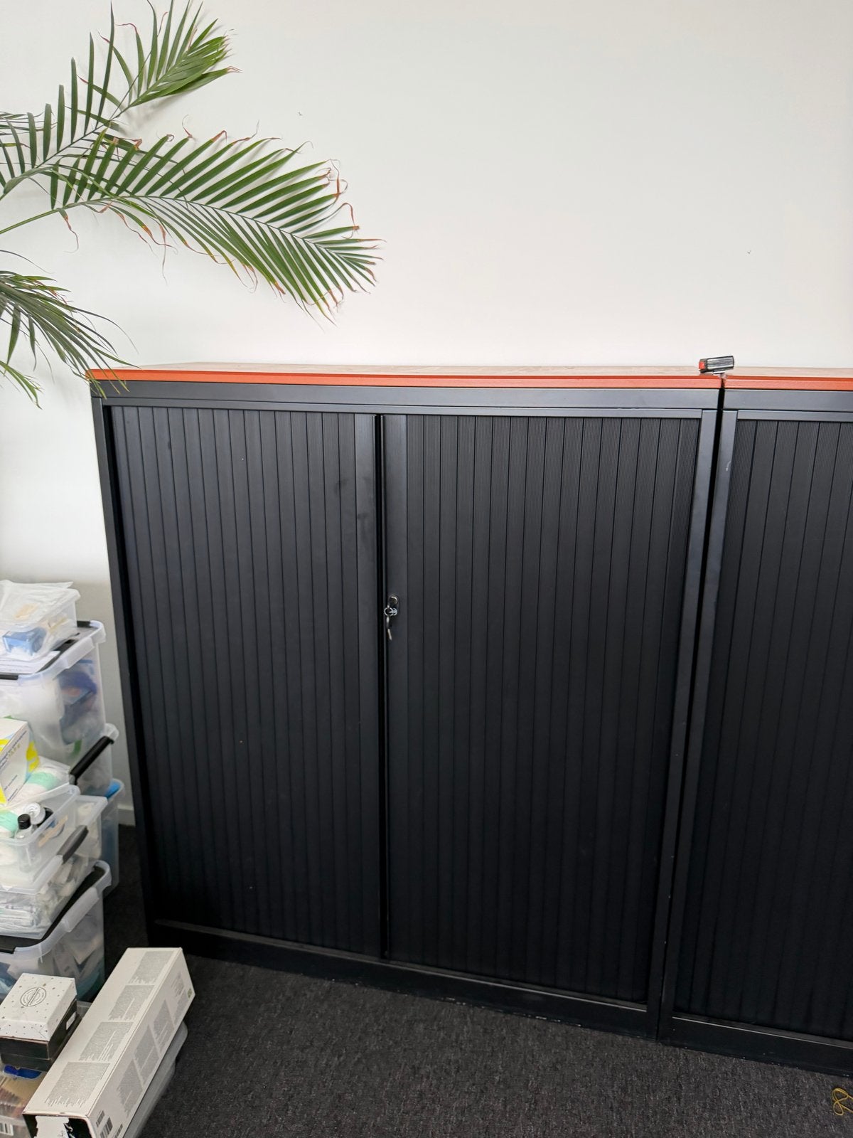 Zwarte archiefkast met roldeuren en slot, Gebruikt, 100 tot 150 cm, Meerdere deuren, Ophalen of Verzenden