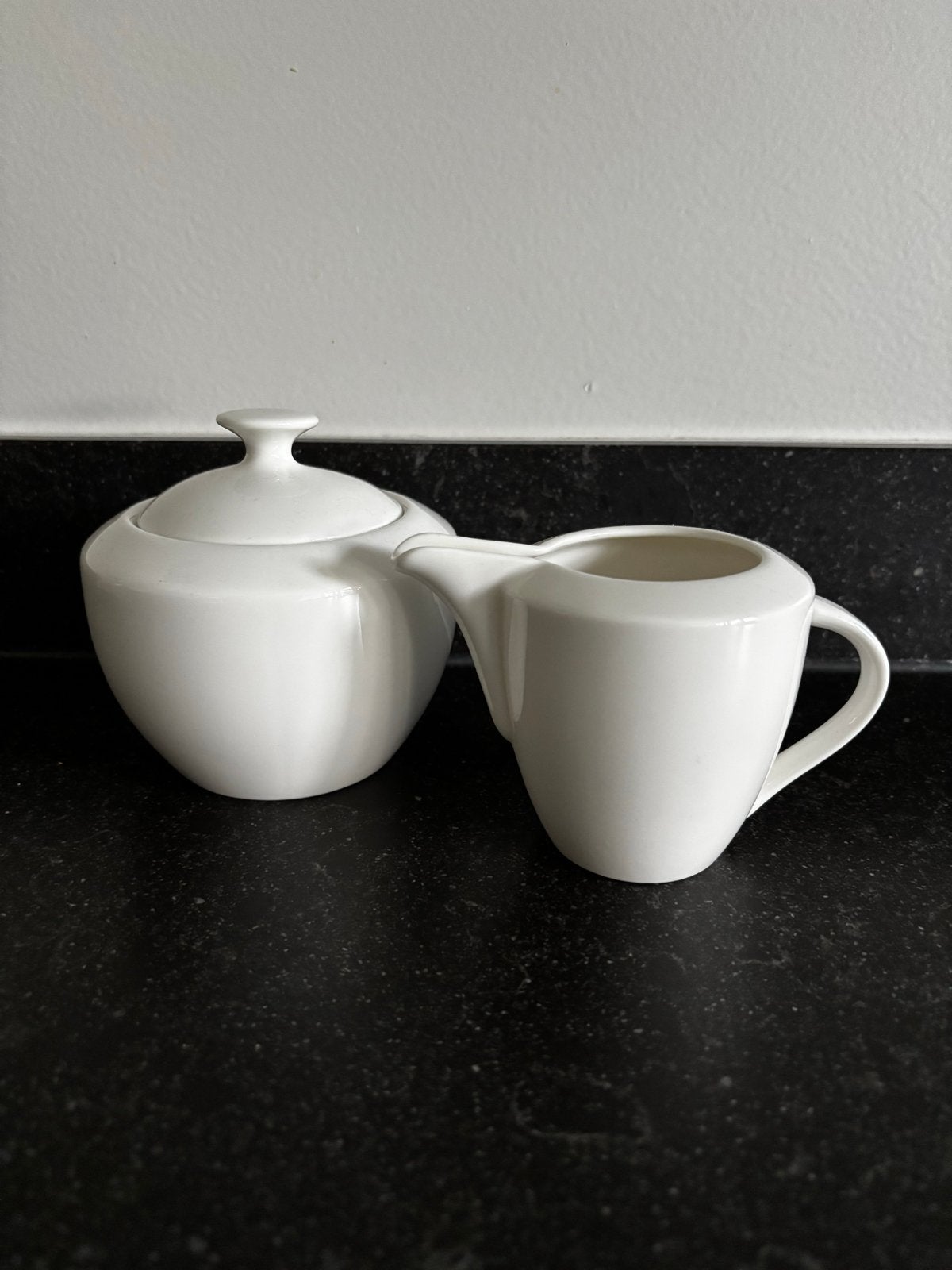 Vroom & Dreesmann suikerpot en melkkannetje Fine Bone China, Overige merken, Overige typen, Ophalen of Verzenden, Zo goed als nieuw