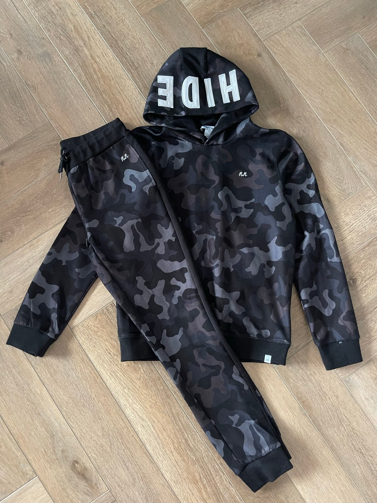 NIK&NIK Camouflage Trainingspak Maat 14/164, Ophalen of Verzenden, Gebruikt, Jongen, Setje