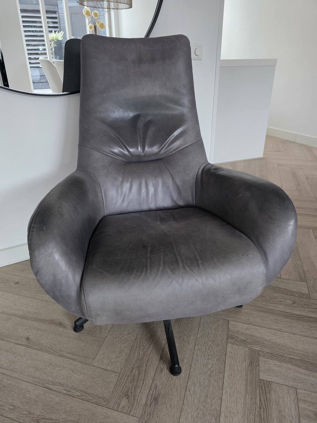 Comfortabele grijze leren fauteuil met draaivoet, Huis en Inrichting, Fauteuils, Ophalen, Gebruikt, 50 tot 75 cm, Leer