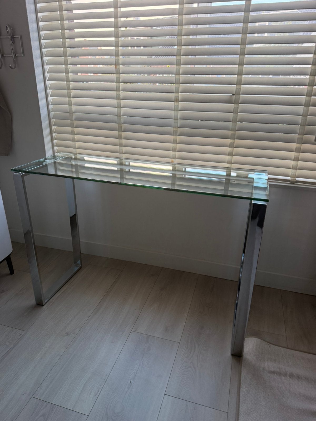 Glazen sidetable / wandtafel met chromen onderstel, Ophalen, 100 tot 150 cm, Zo goed als nieuw, 25 tot 50 cm