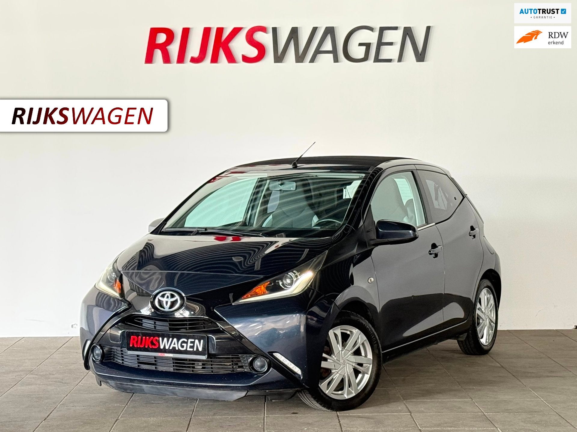 Toyota Aygo 1.0 VVT-i x-clusiv Schuifdak/Navi/LED, Voorwielaandrijving, Stof, Gebruikt, Zwart