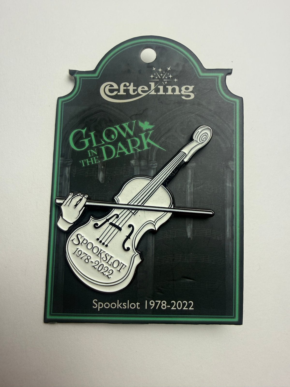 Efteling Spookslot Glow in the Dark Viool Pin 1978-2022, Ophalen of Verzenden, Nieuw, Button of Speldje