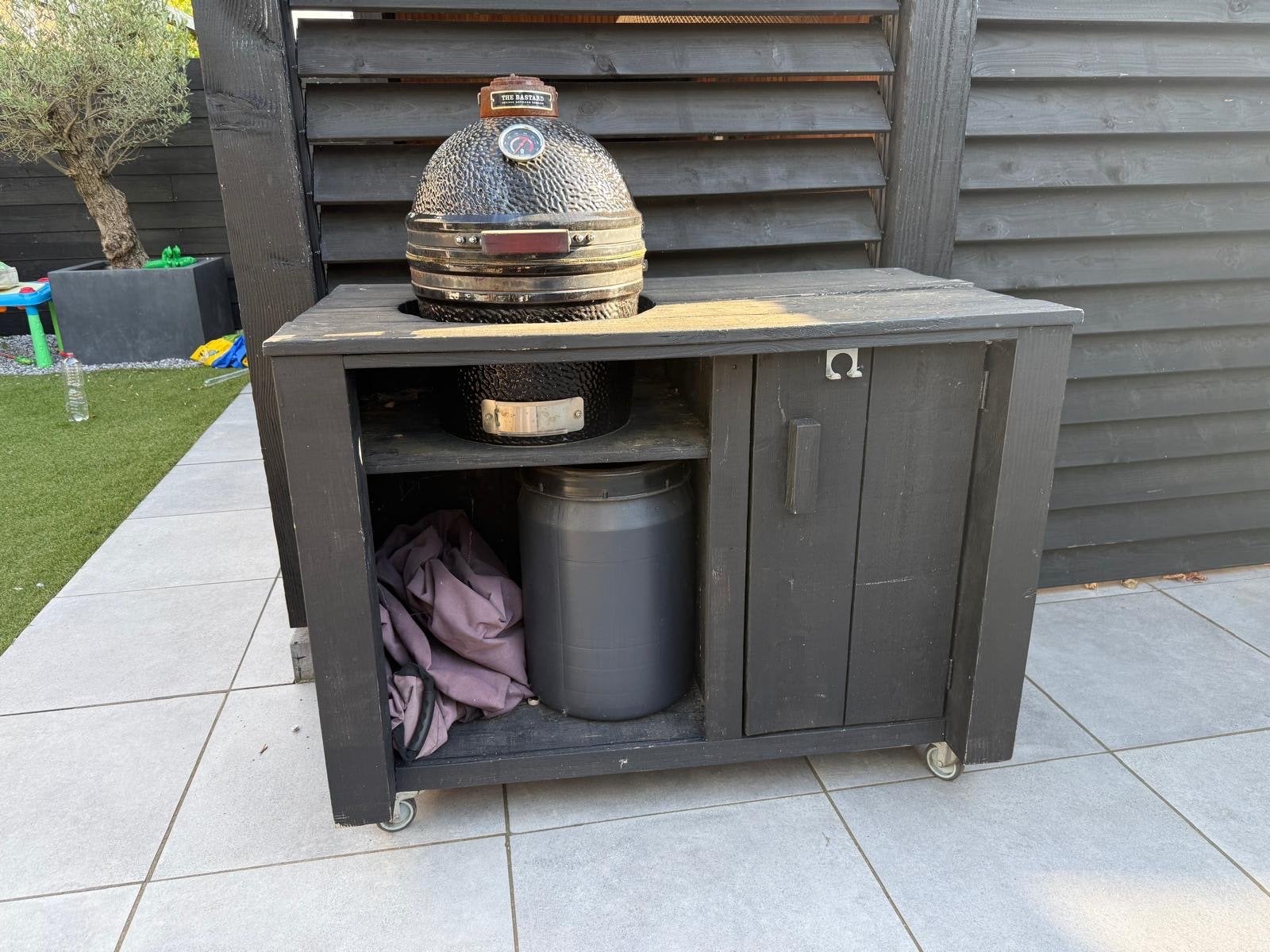 Kamado BBQ meubel met onderstel en opbergruimte, Ophalen, Gebruikt