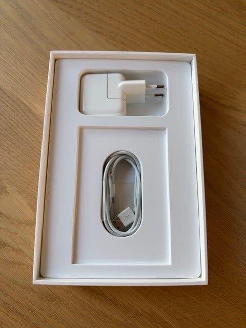 Foto 5 van iPad mini 4 64 GB Spacegrijs met accessoires