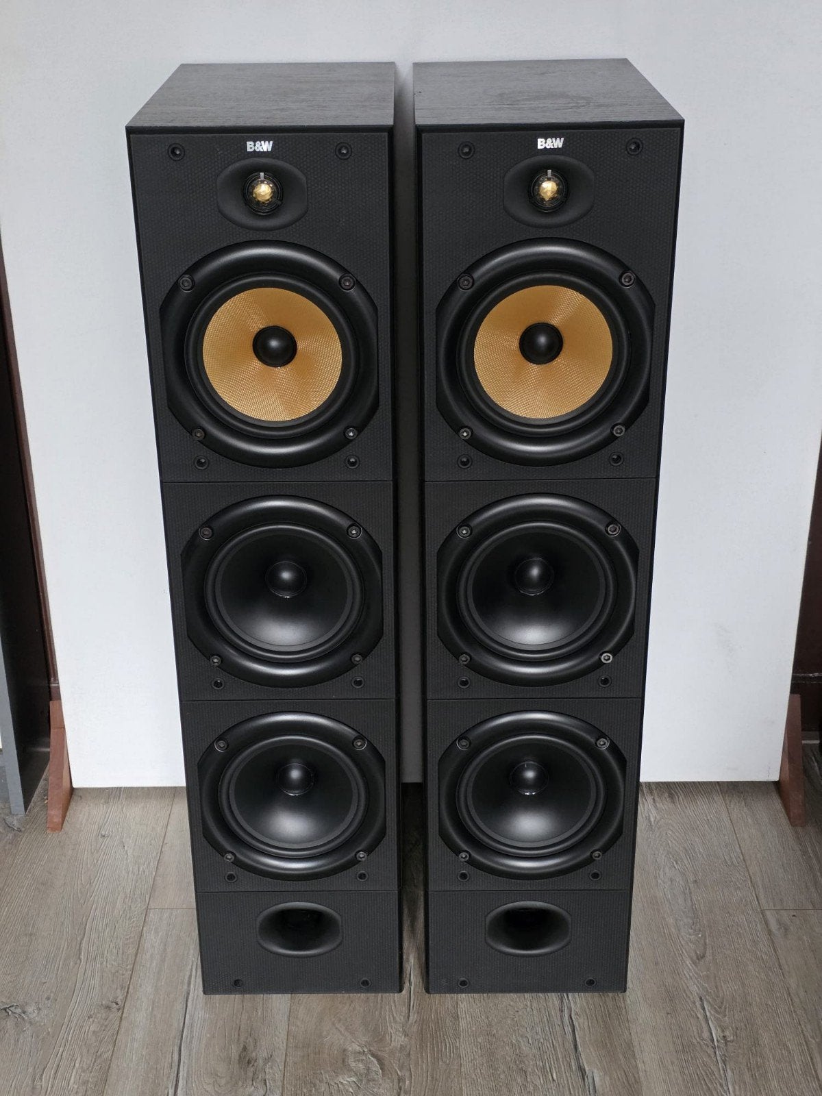 B&W DM604