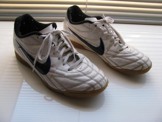 Nike sportschoen maat 41 als nieuw deze kost 25 euro. Zie, Sport en Fitness, Loopsport en Atletiek, Ophalen of Verzenden, Zo goed als nieuw