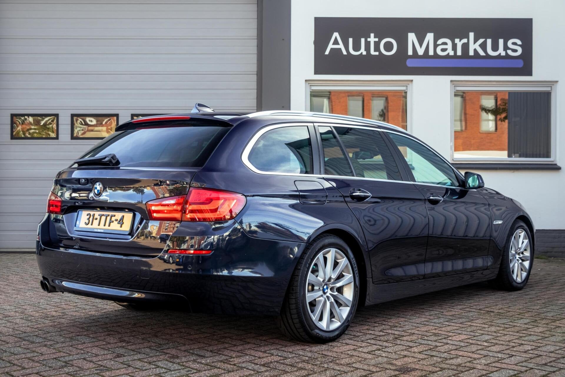 BMW 5-serie Touring 528xi High Executive|ACC|HUD|360|Softclo, Automaat, Gebruikt, 4 cilinders, Blauw