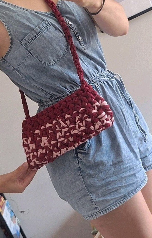 Handgemaakte gehaakte tas - Bordeauxrood met roze accenten, Ophalen of Verzenden, Nieuw, Overige kleuren, Handtas