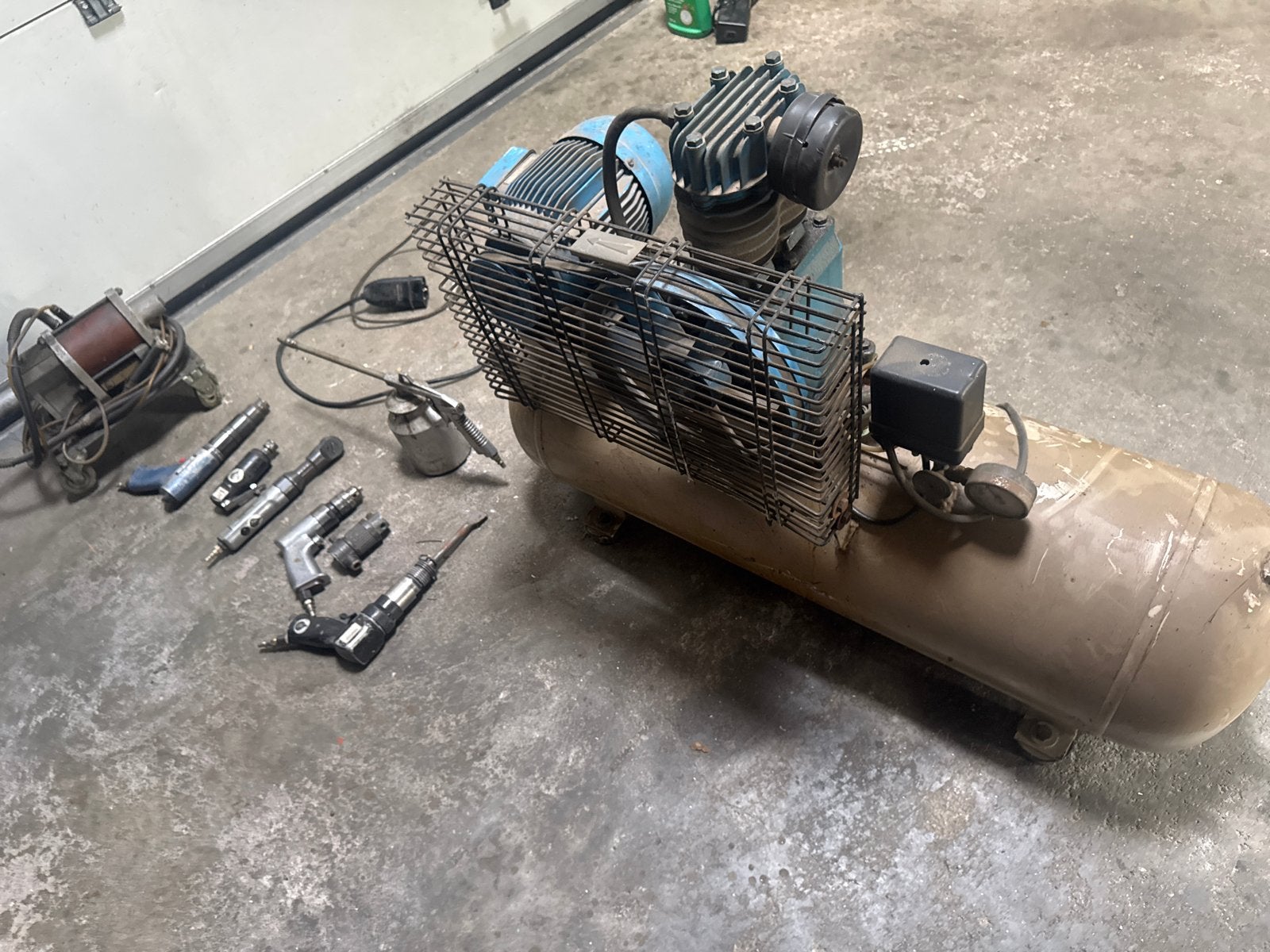 Compressor met diverse pneumatische gereedschappen, Ophalen, Gebruikt, 400 tot 800 liter/min, 6 tot 10 bar