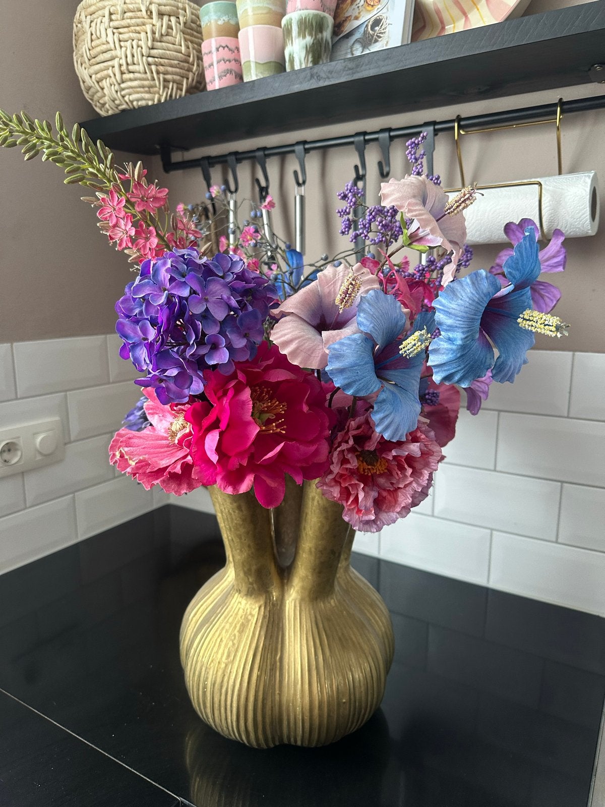 Gouden vaas met kleurrijk boeket kunstbloemen, Huis en Inrichting, Overige materialen, Overige kleuren, 50 tot 75 cm, Ophalen of Verzenden