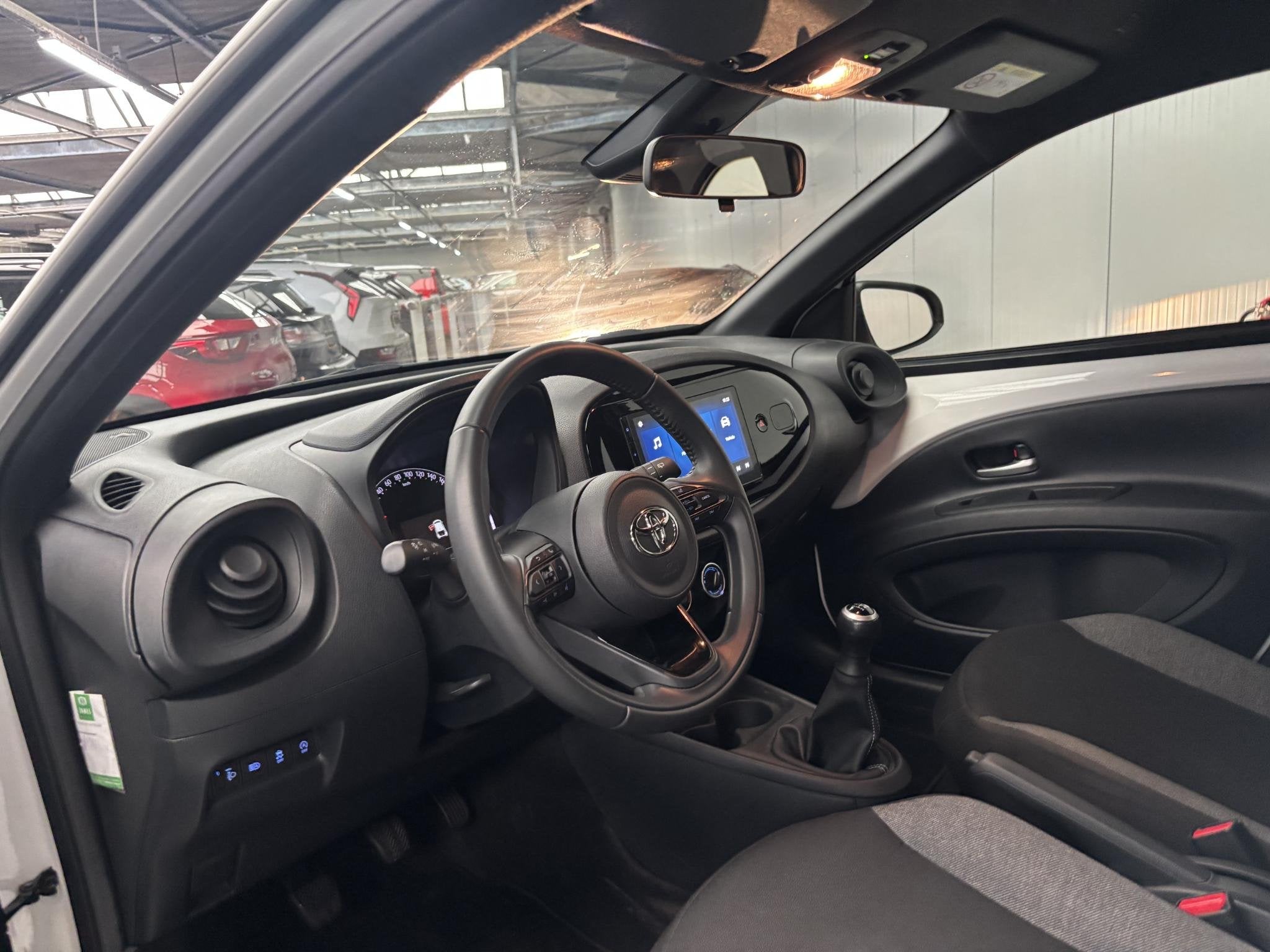 Toyota Aygo X 1.0 VVT-i MT Play APPLE CARPLAY/ANDROID AUTO,, Auto's, Stof, Gebruikt, 920 kg, 4 stoelen