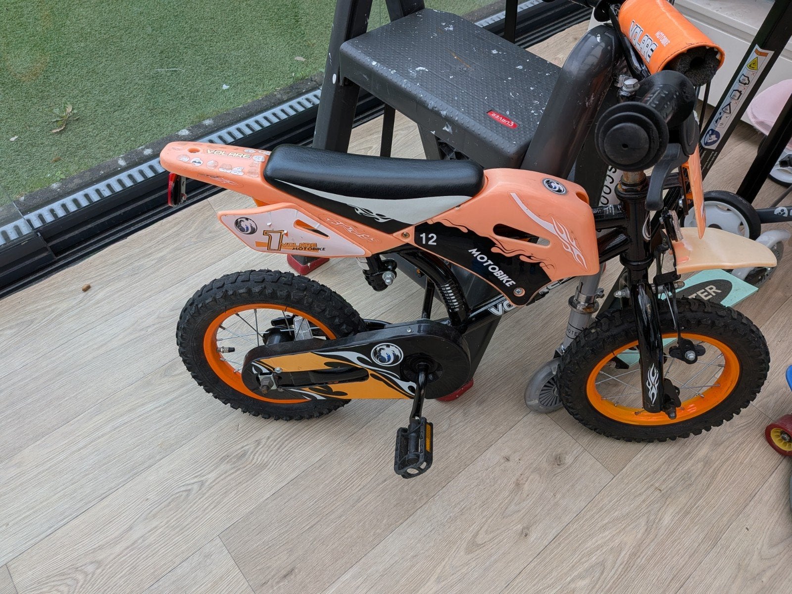 Kinderfiets Volare 12 inch - Motobike - Oranje/Zwart, Ophalen, Terugtraprem, Gebruikt, Minder dan 16 inch