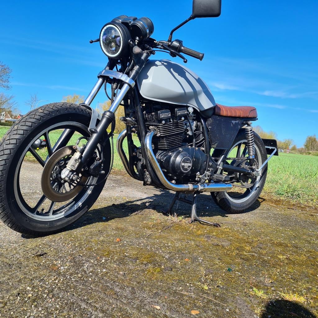 Leuke lichte caferacer/bratstyle Suzuki GSX400E (1987), Motoren