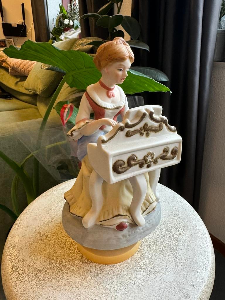 Vintage porseleinen muziekdoos: dame aan de piano, Antiek en Kunst, Verzenden