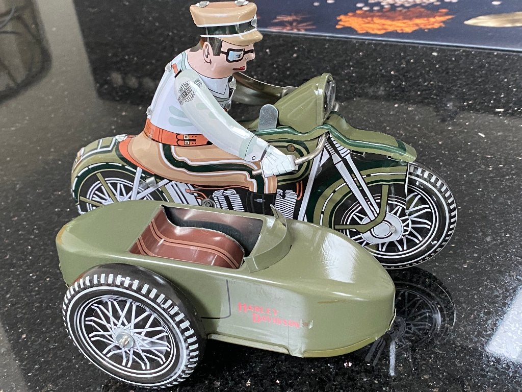 Blikken Harley-Davidson motorfiets met zijspan.