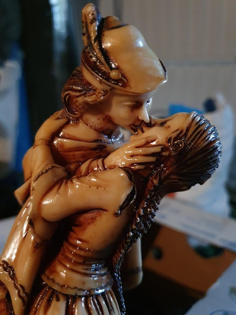 Romantisch beeldje van kussend stel - verliefd stel, Antiek en Kunst, Kunst | Beelden en Houtsnijwerken, Beeld, Kunststof, Groep mensen