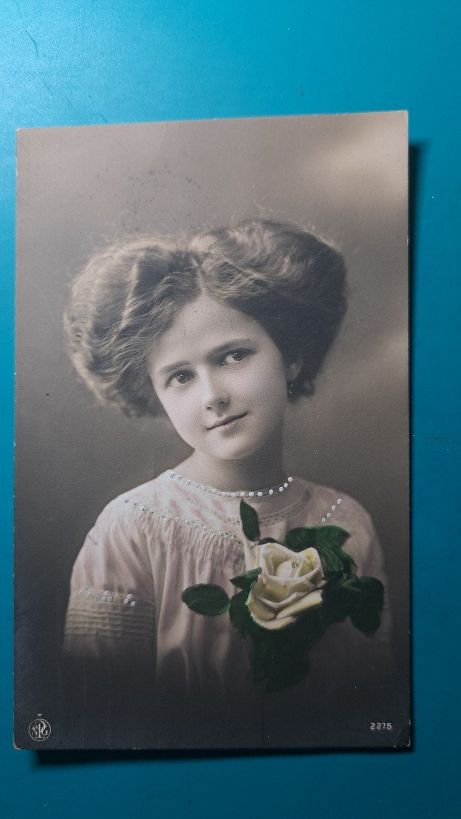 Meisje , fraai kapsel , witte roos , 1912, Verzamelen, Ophalen of Verzenden, Voor 1920, Gelopen