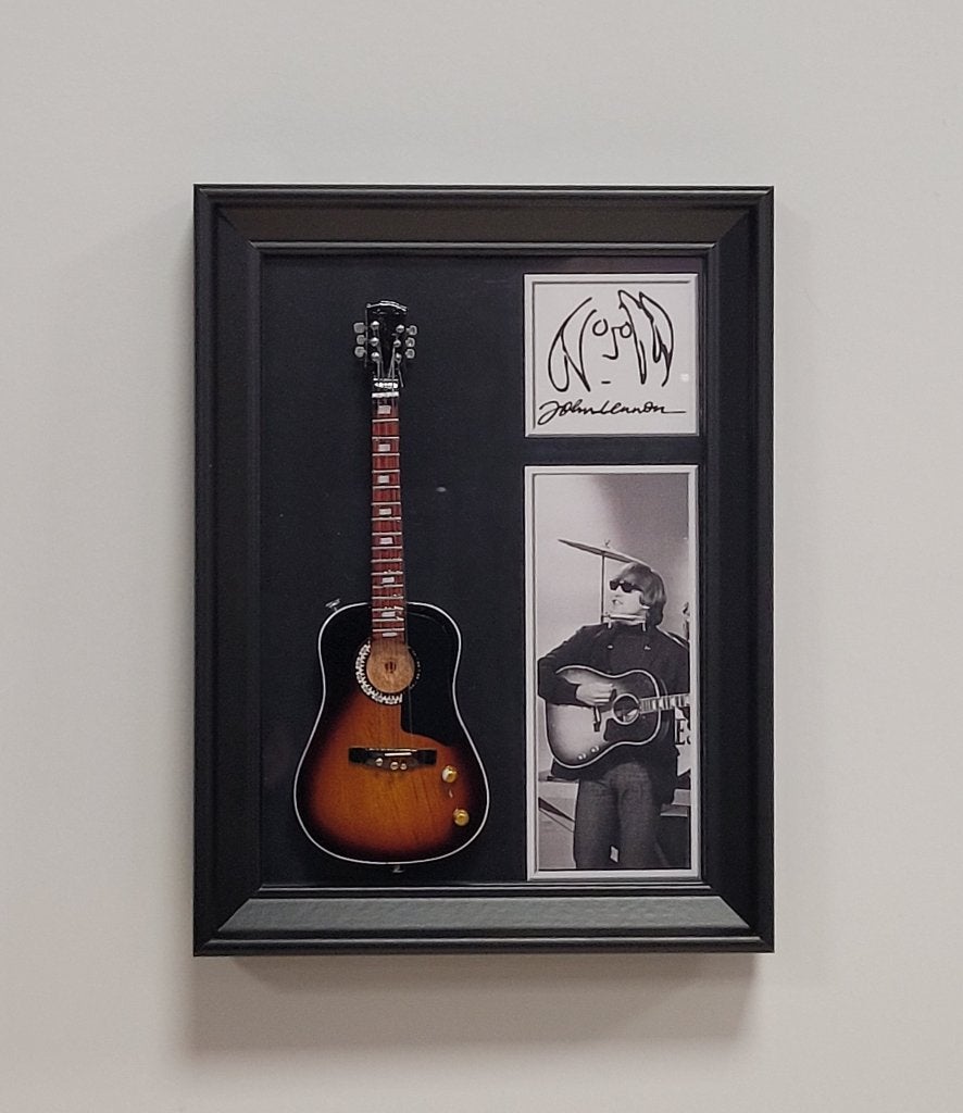 John Lennon The Beatles miniatuur gitaar op lijst decoratie, Info@deconoord.nl, Deco Noord, Nieuw, Ophalen of Verzenden