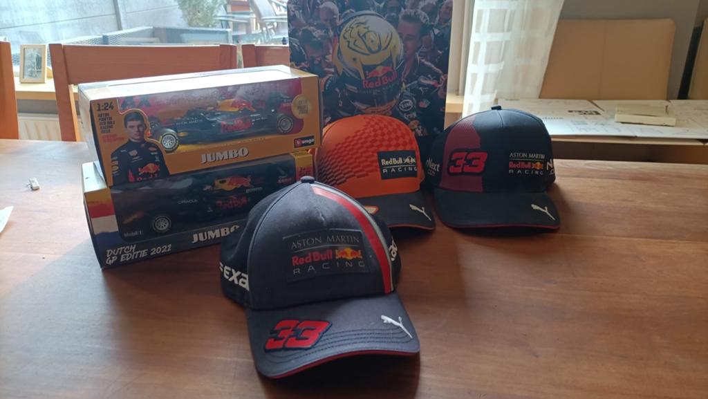 Max Verstappen collectie: 3 petjes, 2 auto's + blik, Verzamelen, Ophalen of Verzenden, Gebruikt, Formule 1