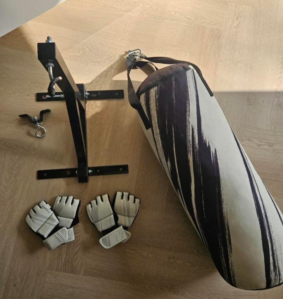 Bokszak met handschoenen en ophangbeugels, Ophalen, Zo goed als nieuw, Bokszak