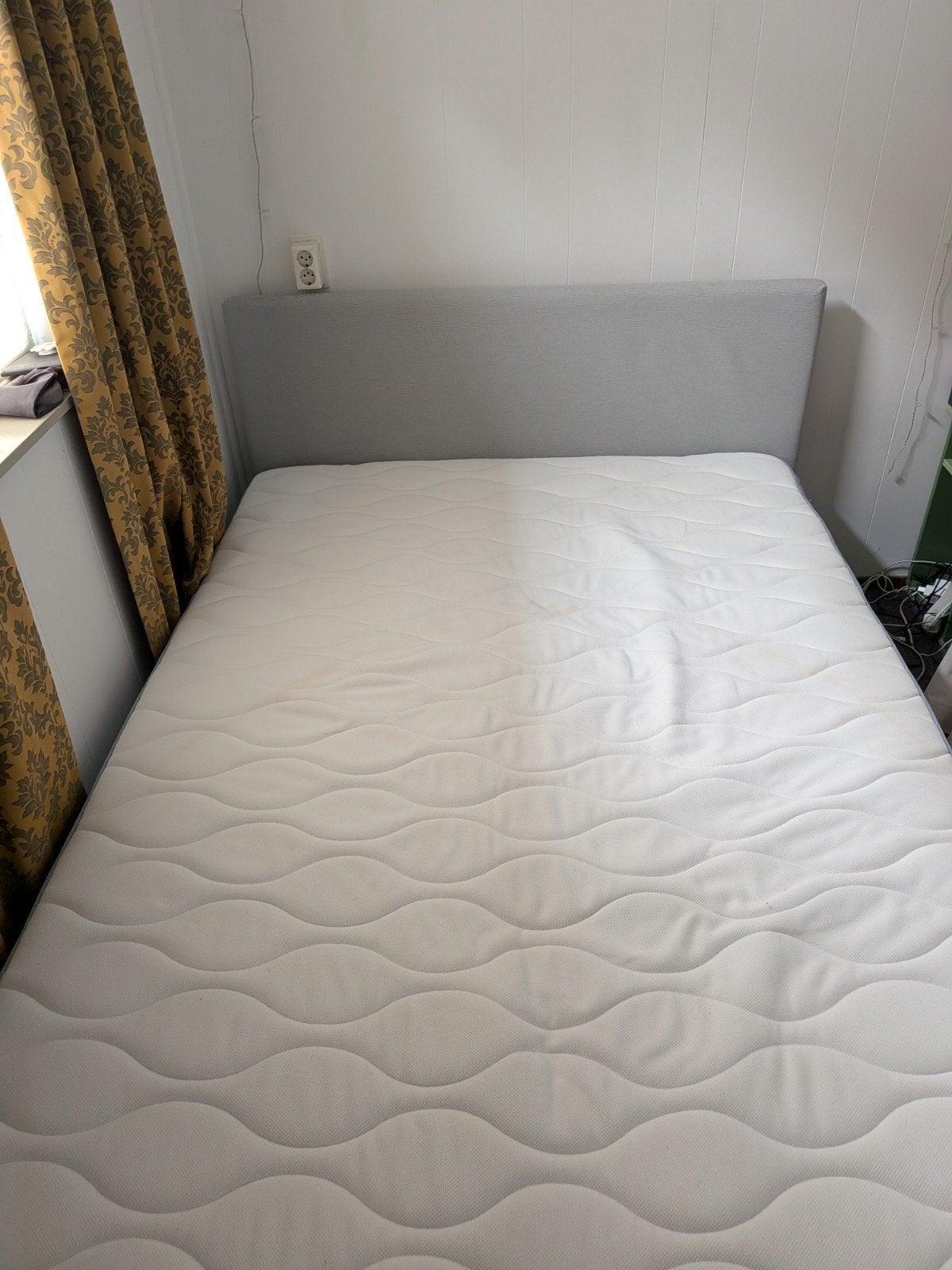 140x200cm Bed met matras en lattenbodem, Huis en Inrichting, Slaapkamer | Matrassen en Bedbodems, Ophalen, Zo goed als nieuw, Tweepersoons