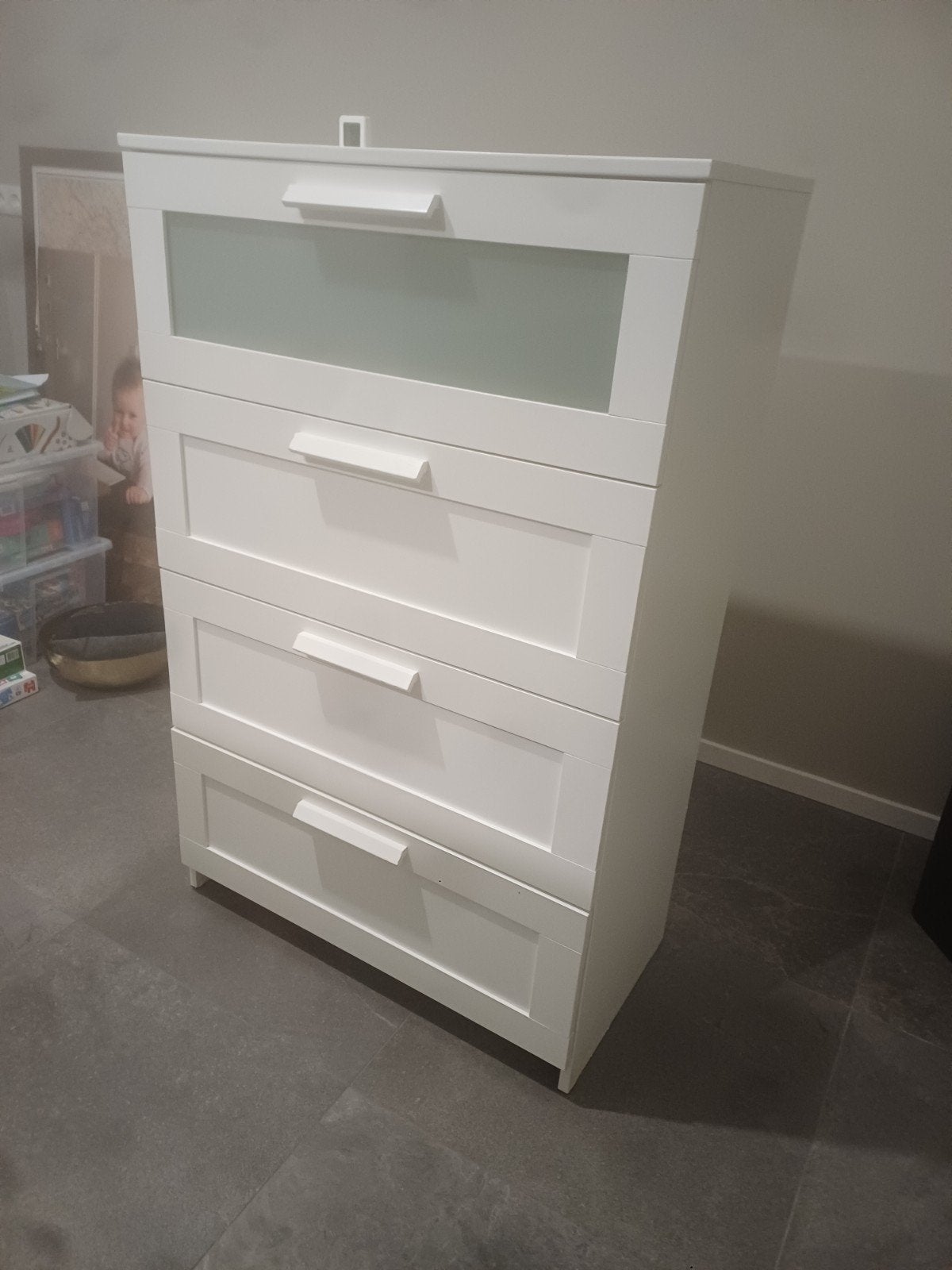 Witte ladekast met 4 laden en glazen paneel, Gebruikt, 5 laden of meer, Glas, 100 tot 150 cm