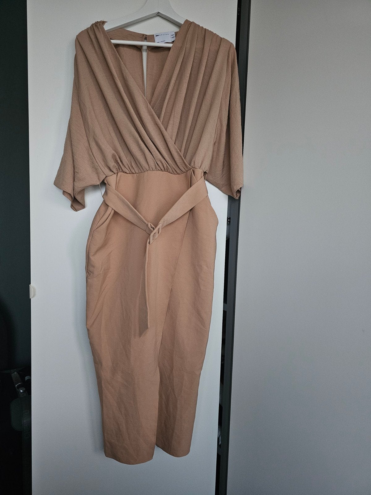 ASOS DESIGN Jumpsuit met wikkeldetail en ceintuur, Kleding | Dames, Jurken, Maat 38/40 (M), Beige, ASOS DESIGN, Ophalen of Verzenden