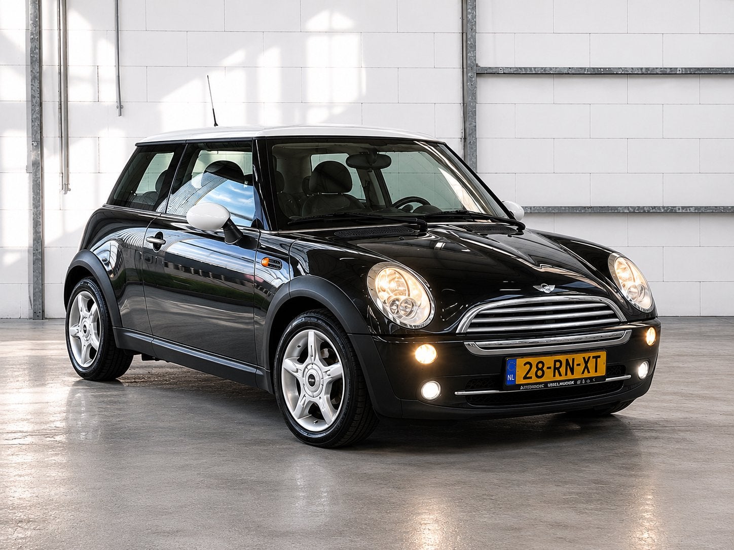 Mini 1.6 Cooper • NAP • AIRCO • CRUISE CONTROL • NW APK 5-27, Auto's, Mini, Voorwielaandrijving, 4 cilinders, 4 stoelen, Zwart