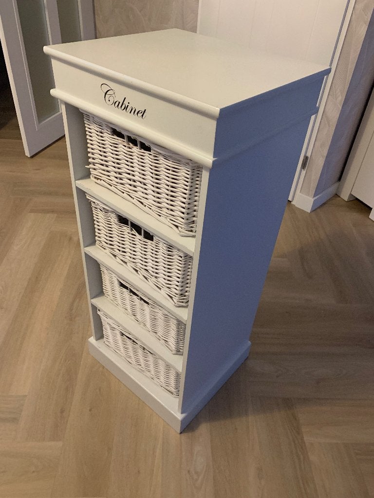 Witte rieten mandjes kast (4 mandjes), Ophalen, 50 tot 100 cm, Zo goed als nieuw, Met lade(s)