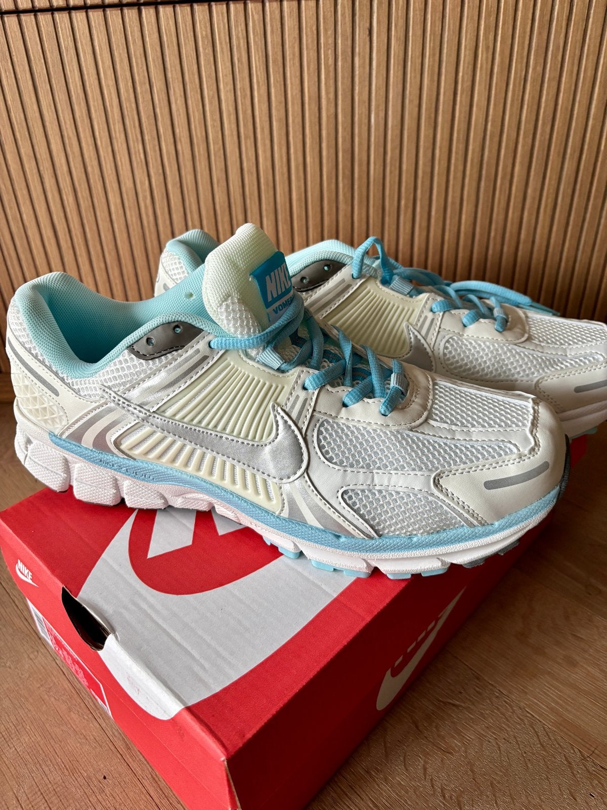 Nike Zoom Vomero 5 - Wit/Blauw, Ophalen of Verzenden, Nieuw, Wit, Sneakers of Gympen