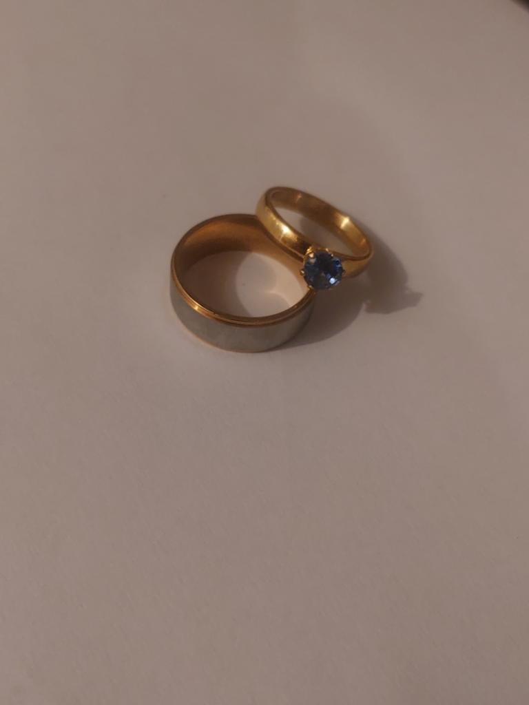 Gouden ringen met blauwe steen, Sieraden, Tassen en Uiterlijk, Ringen, Gebruikt, Ophalen of Verzenden, 17 tot 18, Dame of Heer
