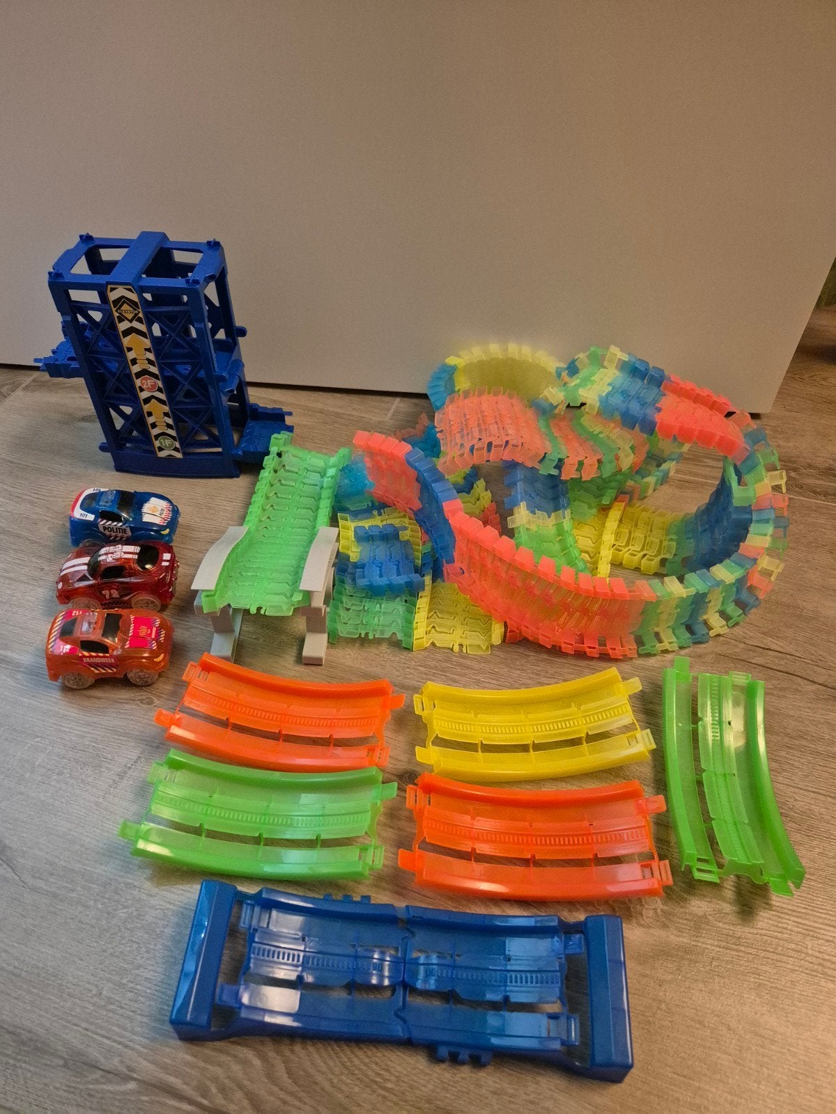 Glow in the dark racebaan met auto's en lift, Ophalen of Verzenden, Gebruikt