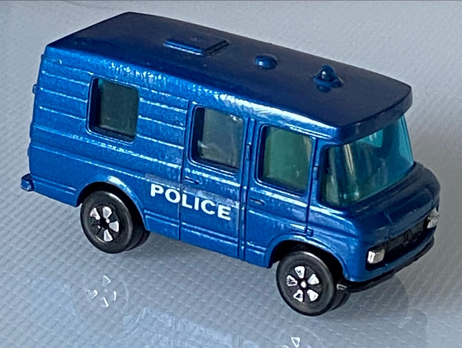 Playart 1:60 Politiebusje - Nieuwstaat, Hobby en Vrije tijd, Modelauto's | Overige schalen, Nieuw, Bus of Vrachtwagen, Ophalen of Verzenden