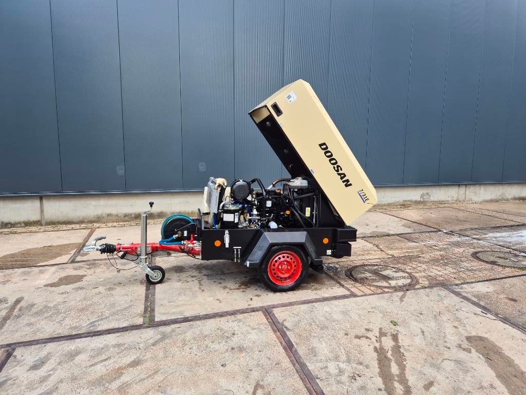 Doosan 7/31 E (bj 2019), Zakelijke goederen, Machines en Bouw | Pompen en Compressoren