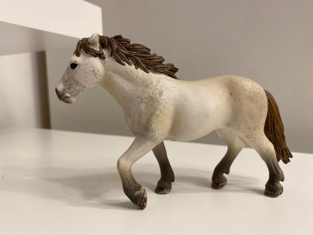 Schleich Booskijkende Camargue Merrie ~ 13711, Verzamelen, Dierenverzamelingen, Ophalen of Verzenden, Paard, Beeldje of Figuurtje